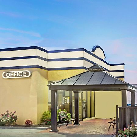 Days Inn By Wyndham Norfolk Military Circle Екстер'єр фото