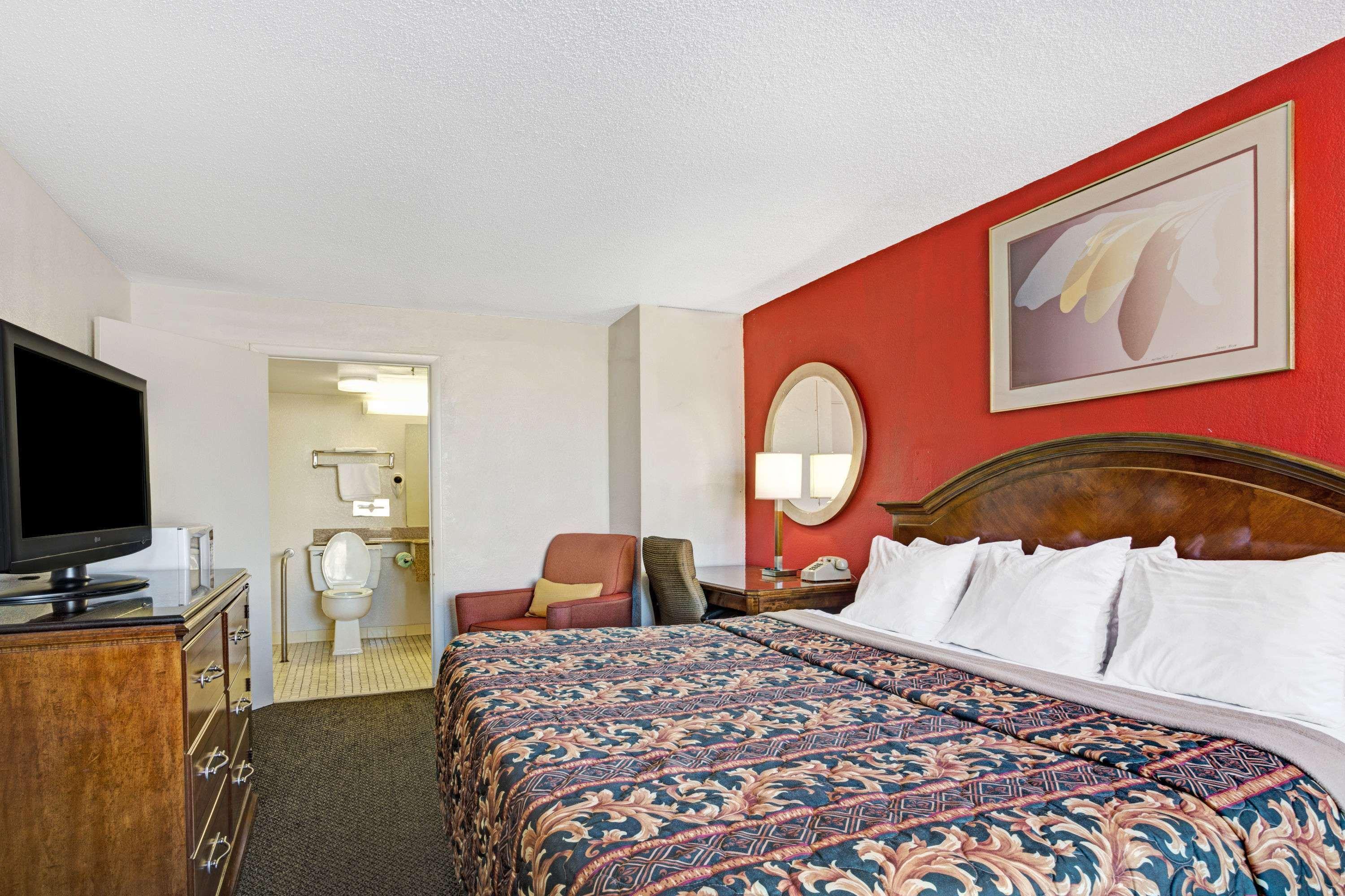 Days Inn By Wyndham Norfolk Military Circle Екстер'єр фото