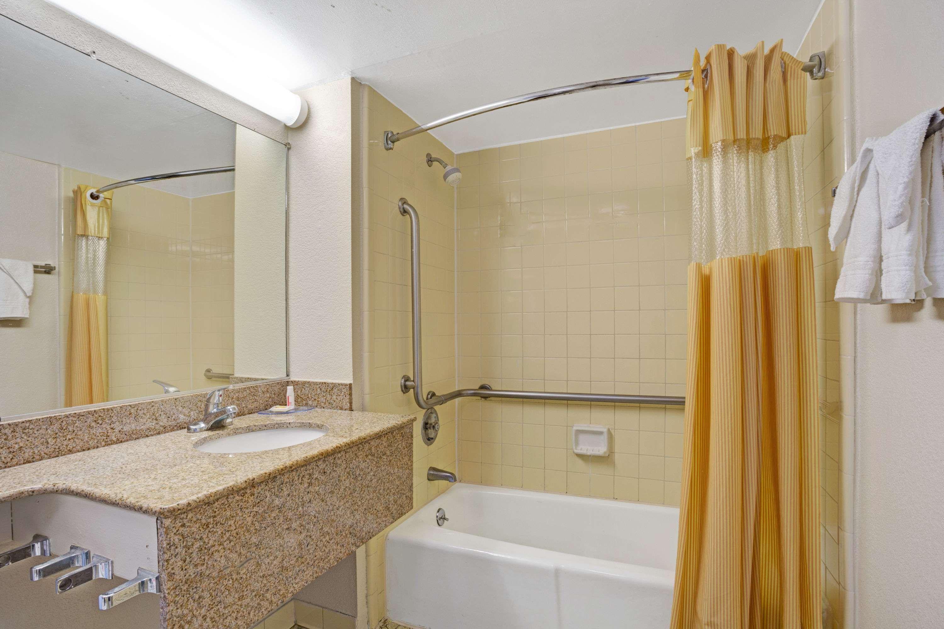 Days Inn By Wyndham Norfolk Military Circle Екстер'єр фото