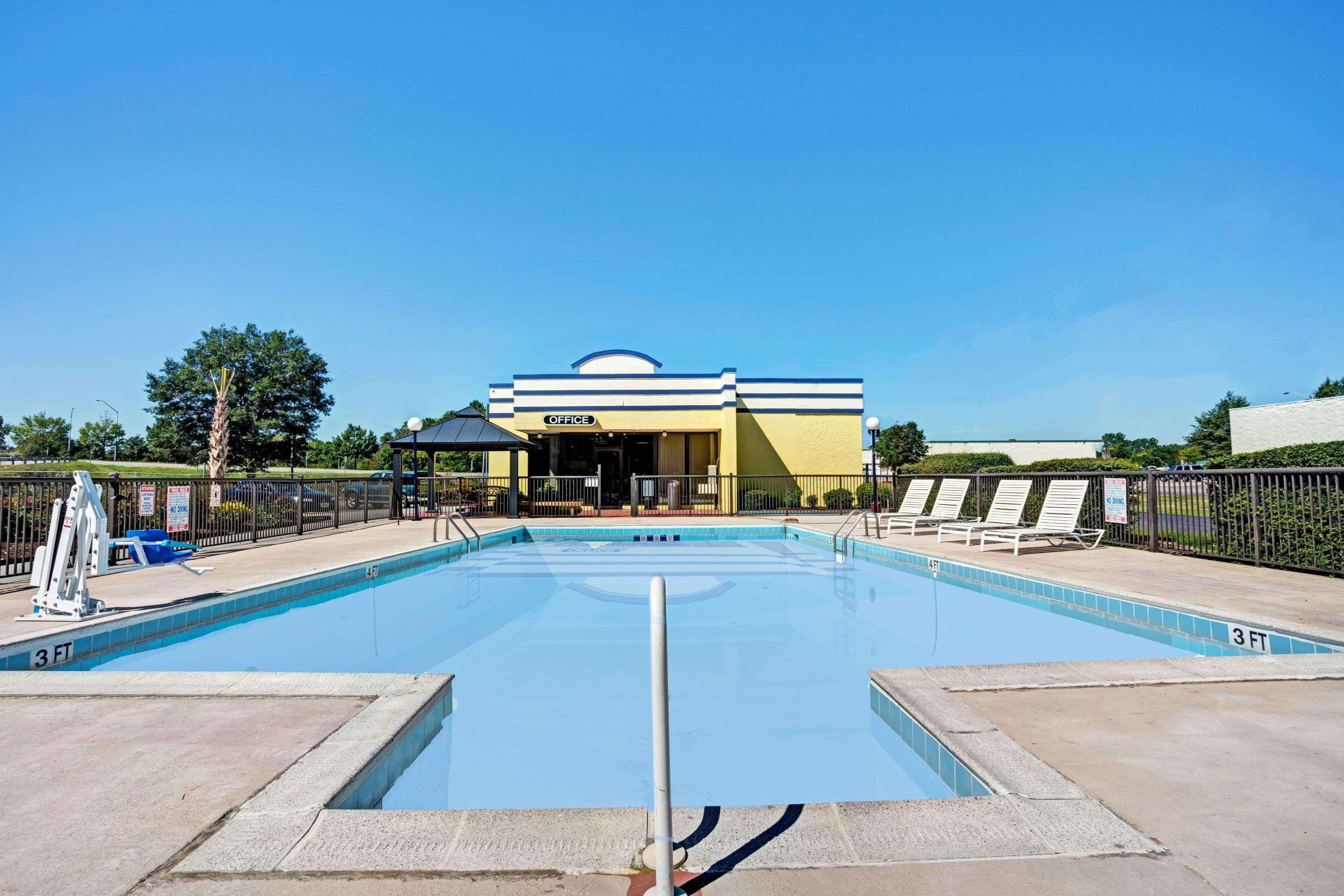 Days Inn By Wyndham Norfolk Military Circle Екстер'єр фото