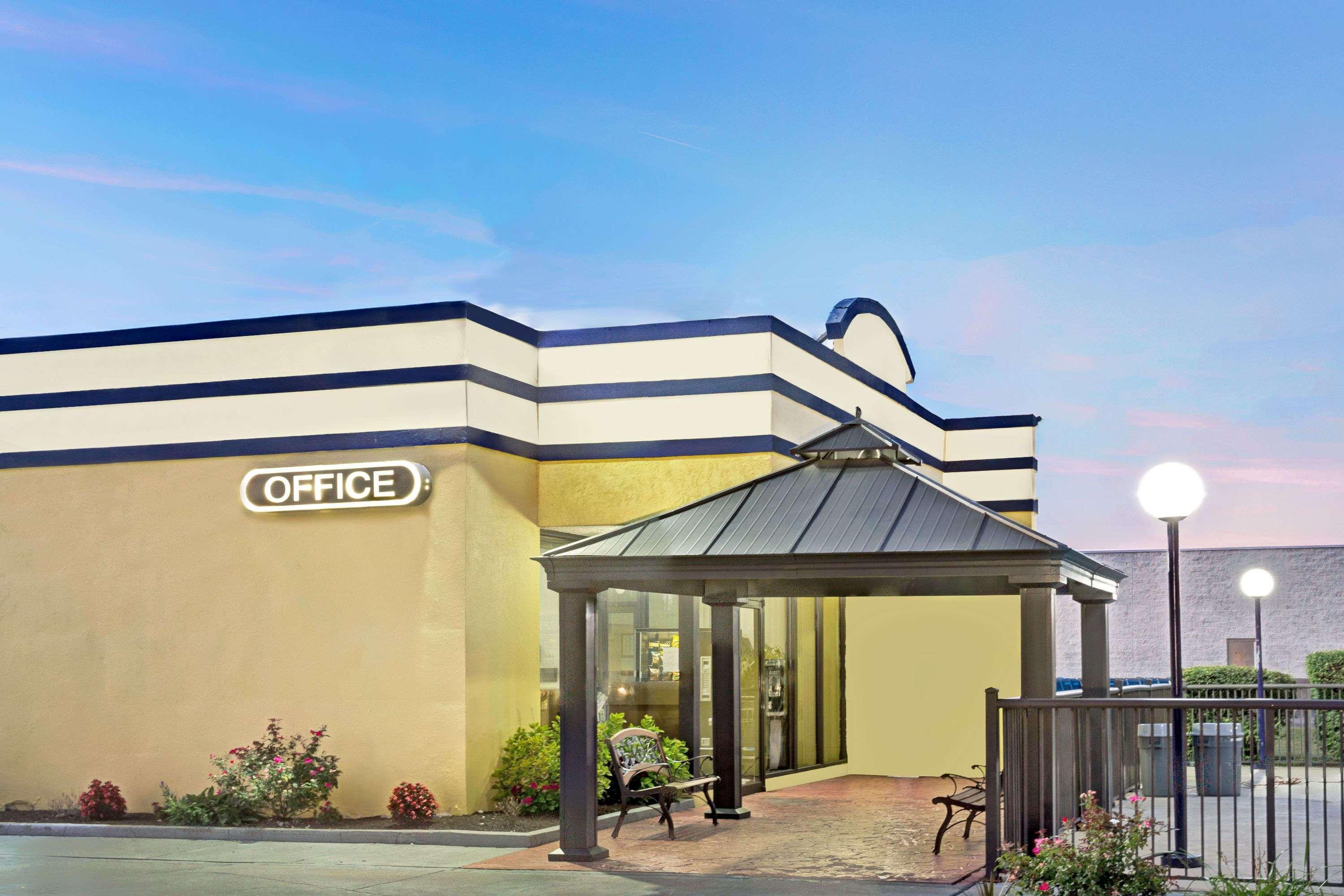 Days Inn By Wyndham Norfolk Military Circle Екстер'єр фото