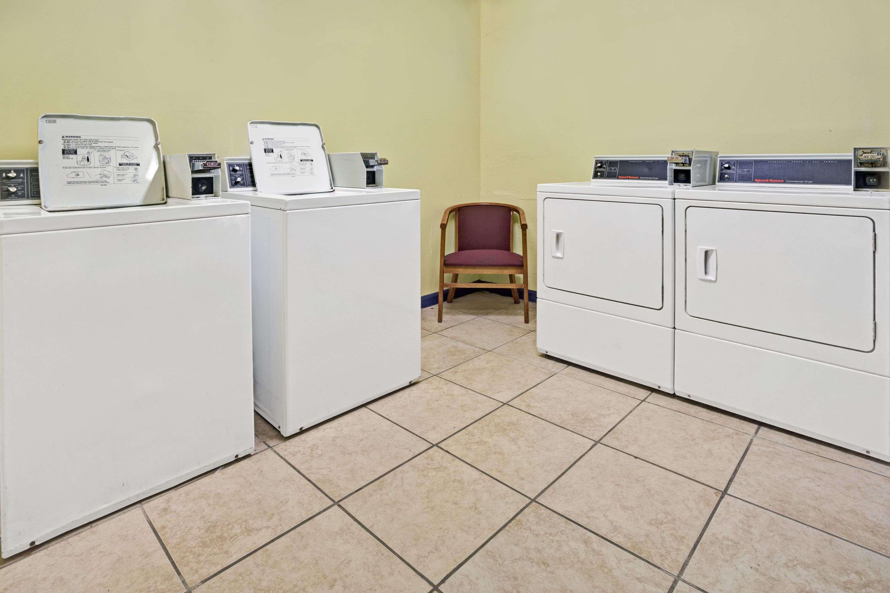 Days Inn By Wyndham Norfolk Military Circle Екстер'єр фото