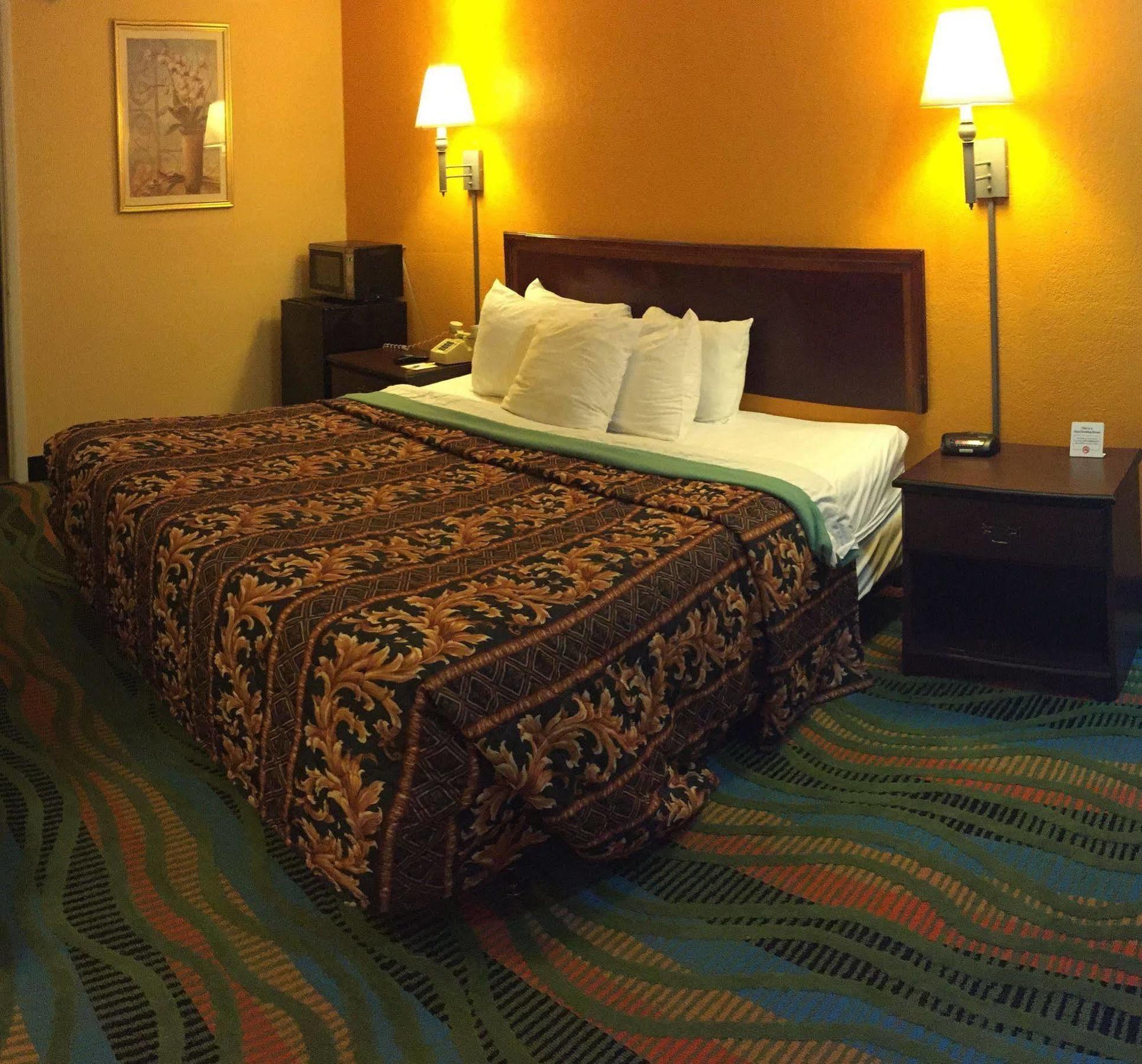 Days Inn By Wyndham Norfolk Military Circle Екстер'єр фото