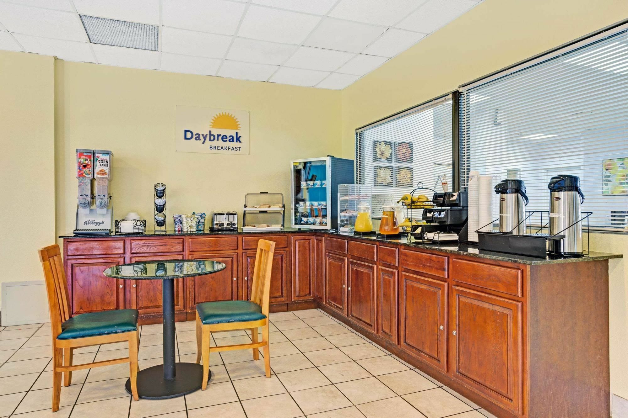 Days Inn By Wyndham Norfolk Military Circle Екстер'єр фото